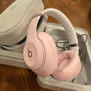 Beats by Dre
Beats Studio Pro
Bluetooth Wireless
Headphones - Matte Pink